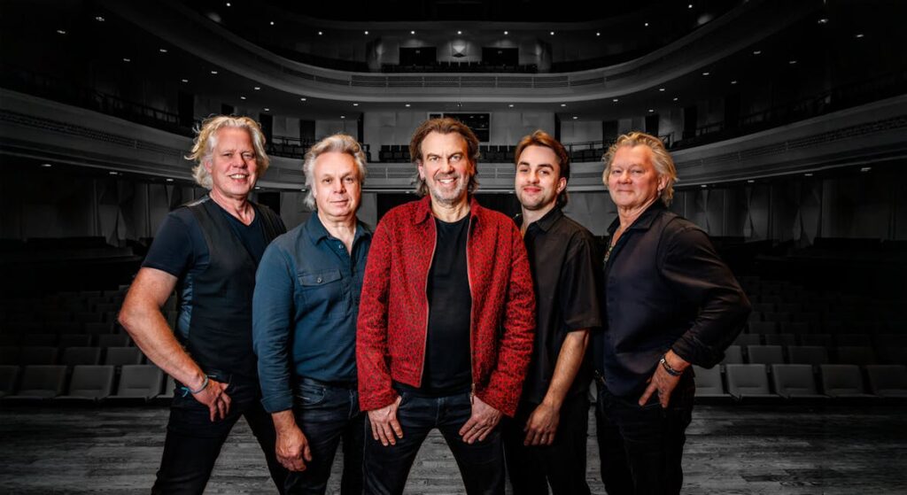 Coming on Strong – Onze Earring in Barneveld
