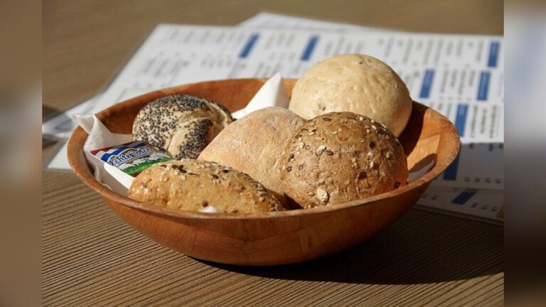 Lunch met heerlijke broodjes en verse koffie/thee — markt-eten in Barneveld